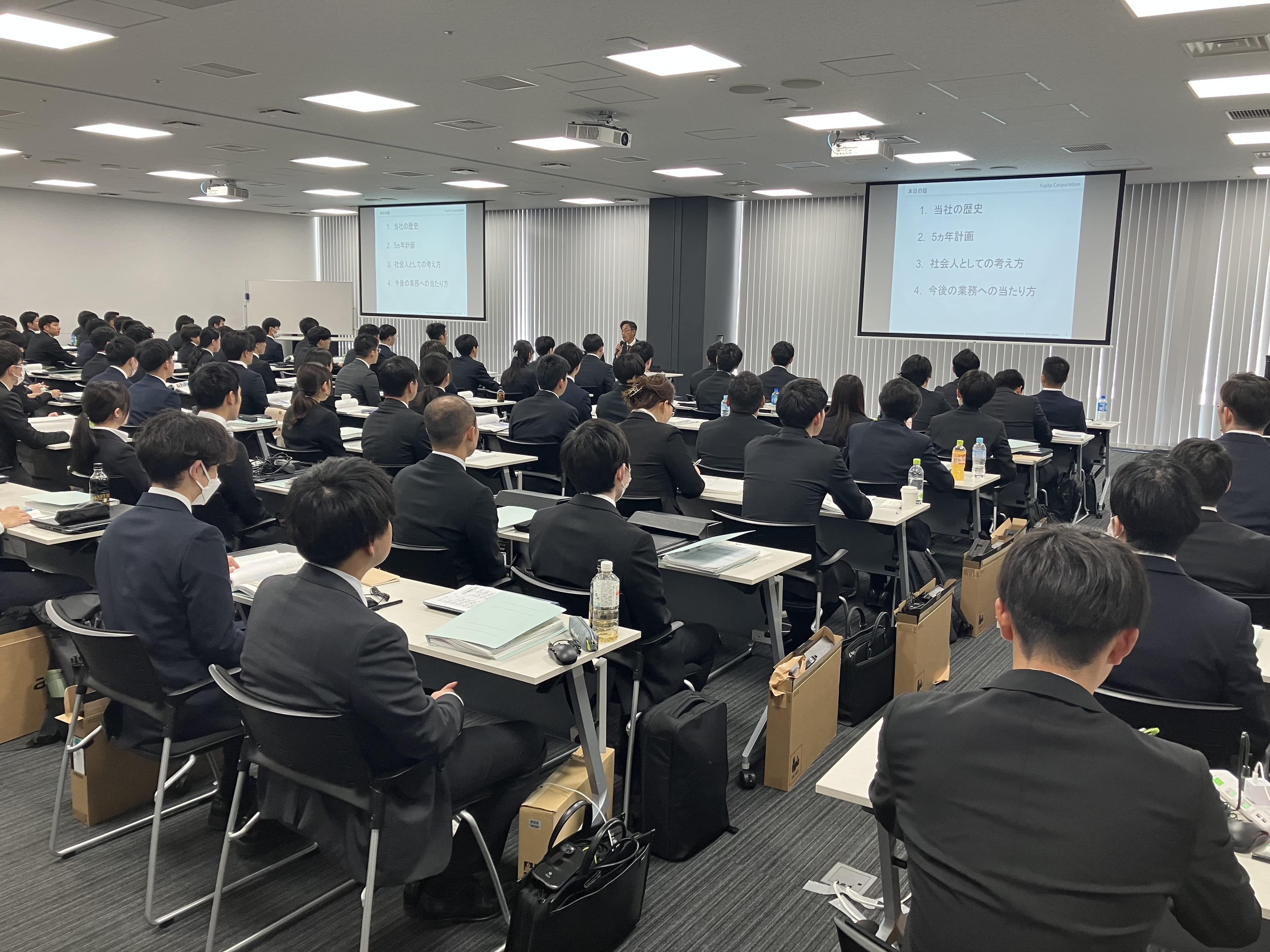 新入社員研修では会社についてやビジネスマナーを学びます